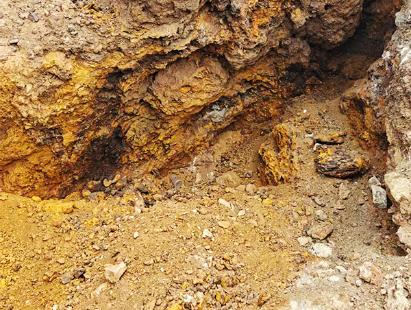 Mineral de oro oxidado